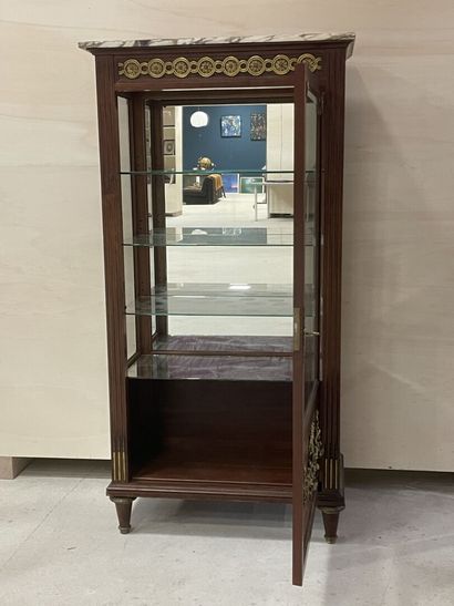 Vitrine de style Louis XVI en placage et...