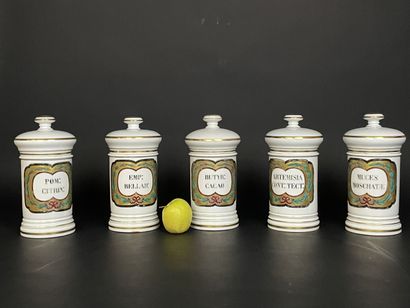 Suite de cinq pots à pharmacie en porcelaine....