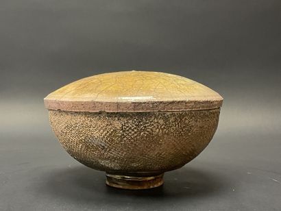 Grande coupe couverte en céramique raku.
Marque.
H:...