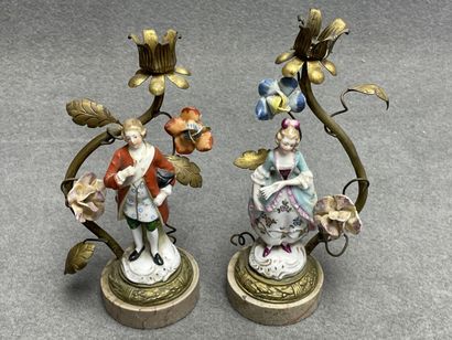 Paire bougeoirs formant pieds de lampe figurant...