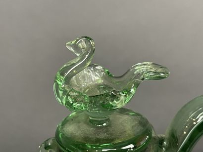 Petite burette en verre de Venise. 
H. :15,5...