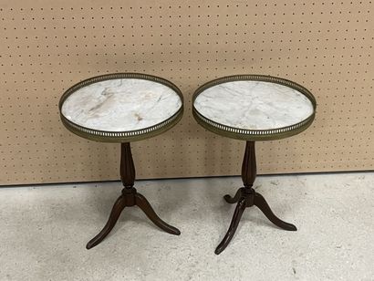 Paire de guéridons tripodes en bois teinté,...