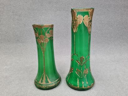 Deux vases en verre vert et or
H. 30cm et...