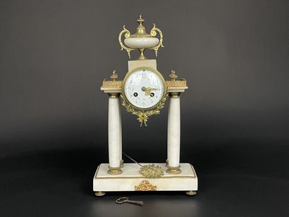 Pendule portique à colonnes en marbre et...