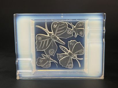 Deux cendriers en verre moulé 1930
A décor...