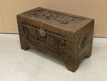Coffre en bois exotique sculpté à décor de...