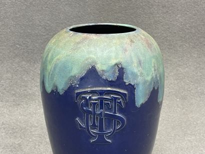 Vase grès émaillé à siglé. 
H. :25 cm.