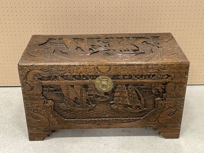 Coffre en bois exotique sculpté à décor de...