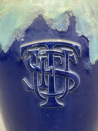 Vase grès émaillé à siglé. 
H. :25 cm.