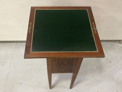 Petite commode à rideau formant table à jeu....