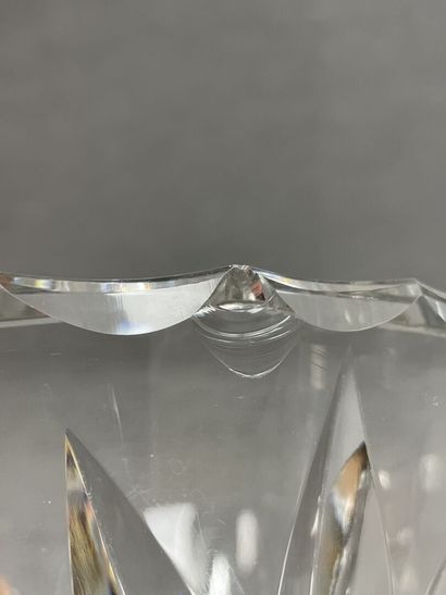 Vase en verre. 
H. :28 cm. 
éclats au col...