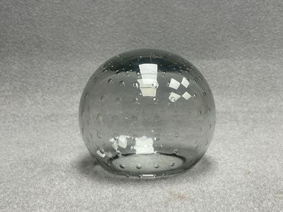 Boule décorative en cristal de Sèvres. 
H....