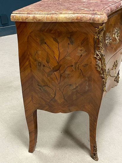 Commode marquetée à façade galbéeouvrant...