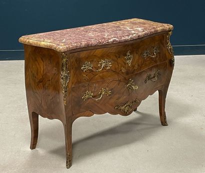 Commode marquetée à façade galbéeouvrant...