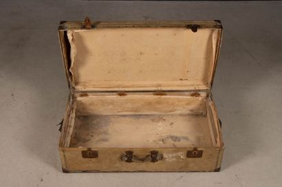 MOYNAT 
Malle gainée de parchemin. 
32 x...