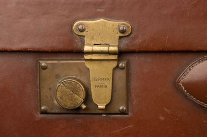 HERMÈS Paris
Valise rigide gainée de cuir...