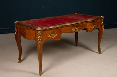 Bureau plat marqueté, garni de bronzes dorés
Style...