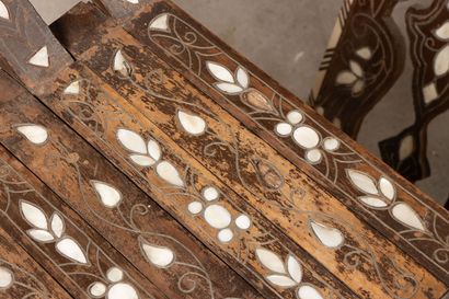 Paire de chaises et porte coran 