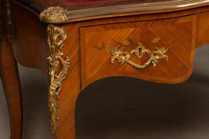 Bureau plat marqueté, garni de bronzes dorés
Style...
