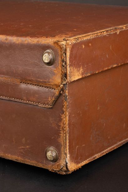 HERMÈS Paris
Valise rigide gainée de cuir...