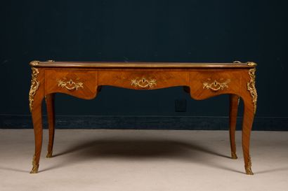 Bureau plat marqueté, garni de bronzes dorés
Style...