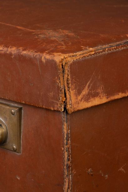 HERMÈS Paris
Valise rigide gainée de cuir...
