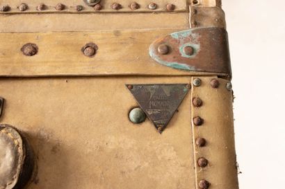 MOYNAT 
Malle gainée de parchemin. 
32 x...