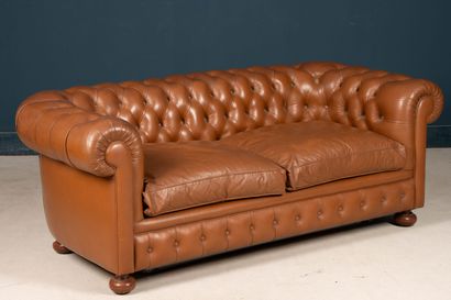 Canapé en cuir type Chesterfield.
Formant...