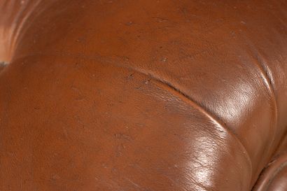 Canapé en cuir type Chesterfield.
Formant...