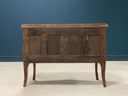 Commode marquetée à façade galbéeouvrant...