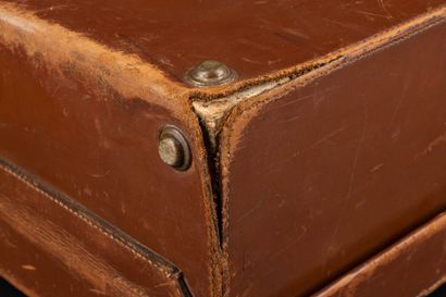 HERMÈS Paris
Valise rigide gainée de cuir...