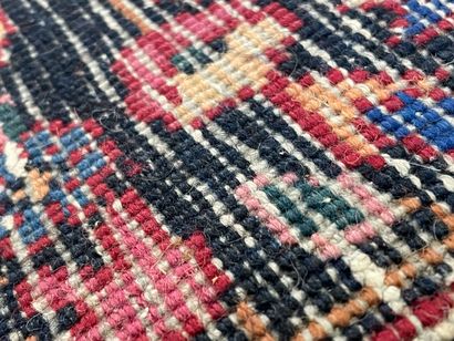 Grand tapis d'Orient en laine.Fond rouge...