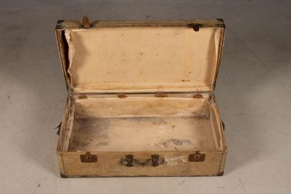 MOYNAT 
Malle gainée de parchemin. 
32 x...
