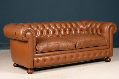 Canapé en cuir type Chesterfield.
Formant...