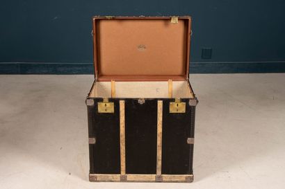 Grande malle de voyage pour orfèvrerie CHRISTOFLE.
Un...