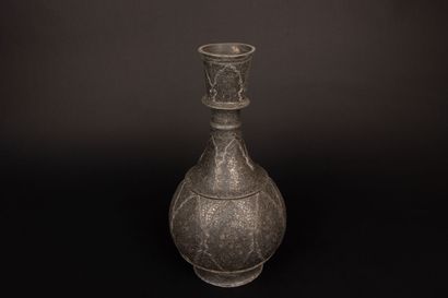 INDE MOGHOLE - Début du XVIIIe siècle. 
Vase...