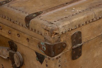 MOYNAT 
Malle gainée de parchemin. 
32 x...
