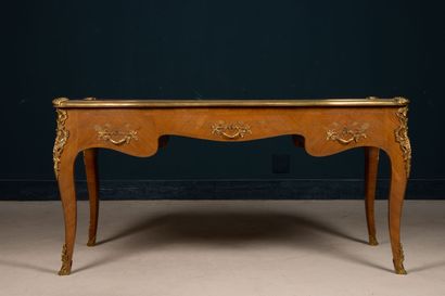 Bureau plat marqueté, garni de bronzes dorés
Style...