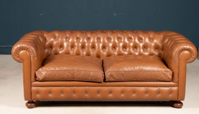 Canapé en cuir type Chesterfield.
Formant...