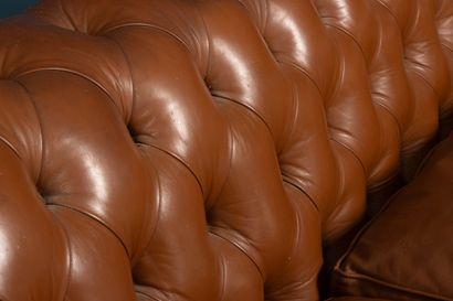 Canapé en cuir type Chesterfield.
Formant...