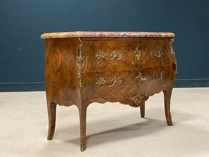 Commode marquetée à façade galbéeouvrant...