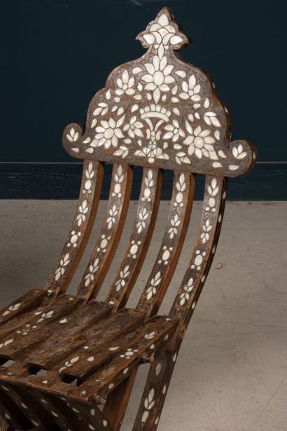 Paire de chaises et porte coran 