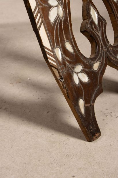 Paire de chaises et porte coran 