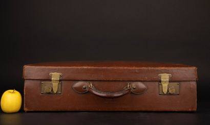HERMÈS Paris
Valise rigide gainée de cuir...