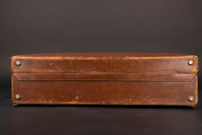 HERMÈS Paris
Valise rigide gainée de cuir...