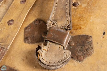 MOYNAT 
Malle gainée de parchemin. 
32 x...