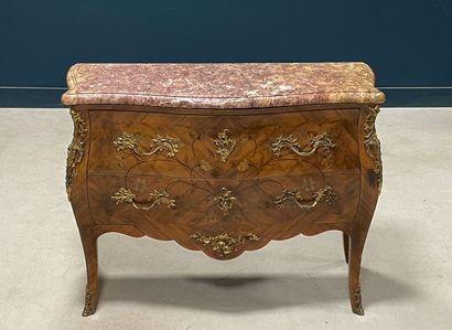 Commode marquetée à façade galbéeouvrant...