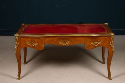 Bureau plat marqueté, garni de bronzes dorés
Style...