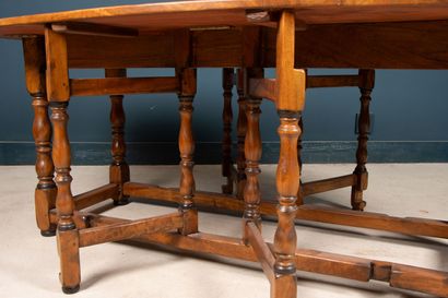 ²
Grande table gateleg.
Style anglais XX°
76...