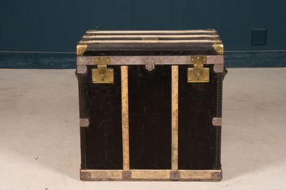 Grande malle de voyage pour orfèvrerie CHRISTOFLE.
Un...